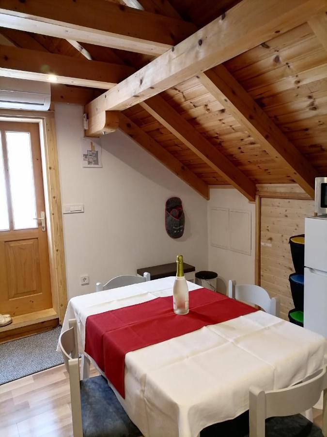 Apartman Tonka Otocsán Kültér fotó